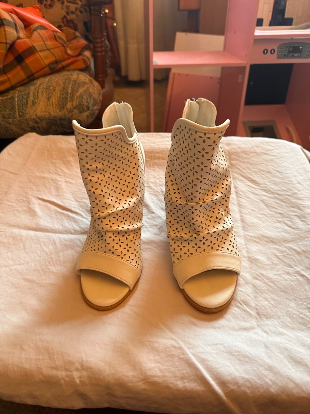 NWOT Maurices white open toe shooties size 6.5